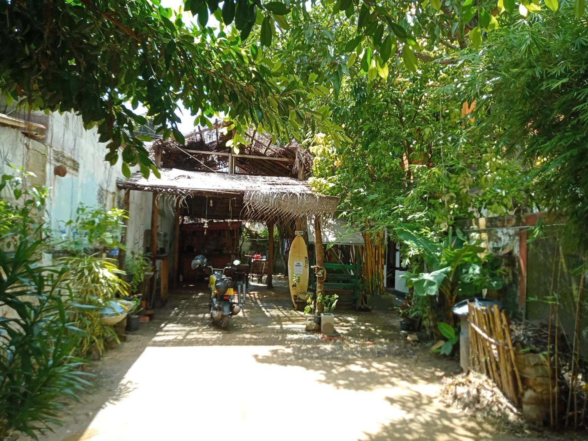 Suninn Hostel And Surf School Weligama Exteriör bild